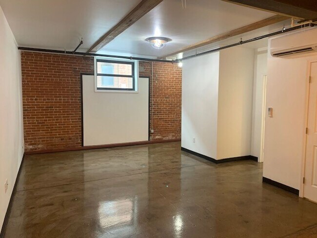 Foto del edificio - 548 Roosevelt Ave