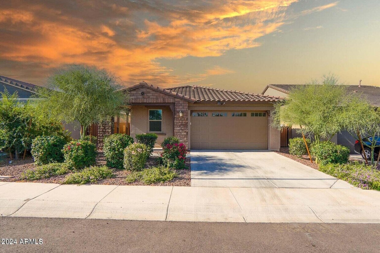 Foto principal - 9121 W Montecito Ave