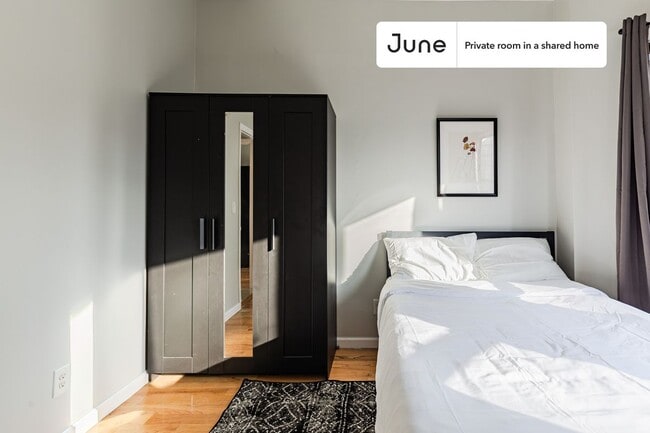 Foto del edificio - Private bedroom in 4 bed/2 bath Home