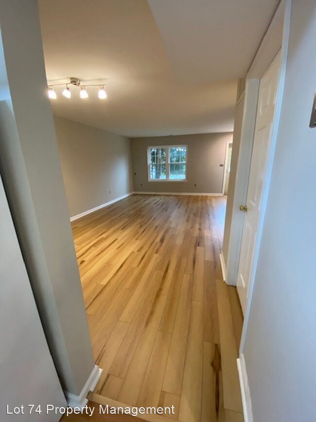Building Photo - 3 br, 1.5 bath House - 104 Empire Court