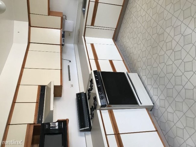 Building Photo - 2 br, 1 bath Apartment - 610 Laurel 2 Unit 2