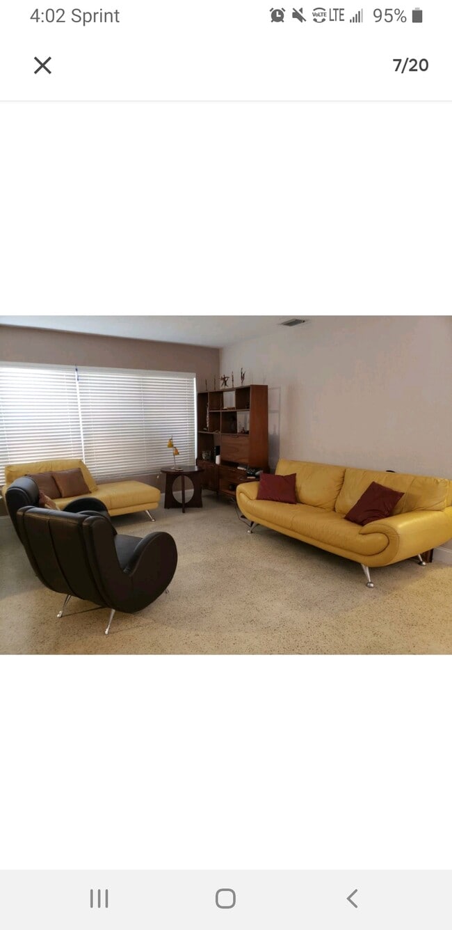 Amplia sala de estar sin muebles - 433 SE 5th St
