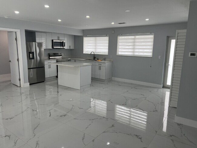 Foto del edificio - Charming 1-Bed Retreat Waterfront W/Pool W...
