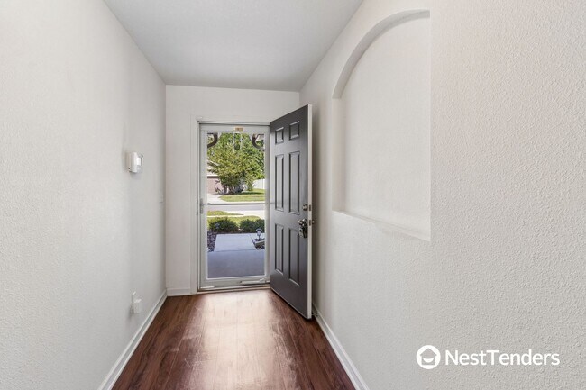 Foto del edificio - Prime Location with Easy Access to Everything!