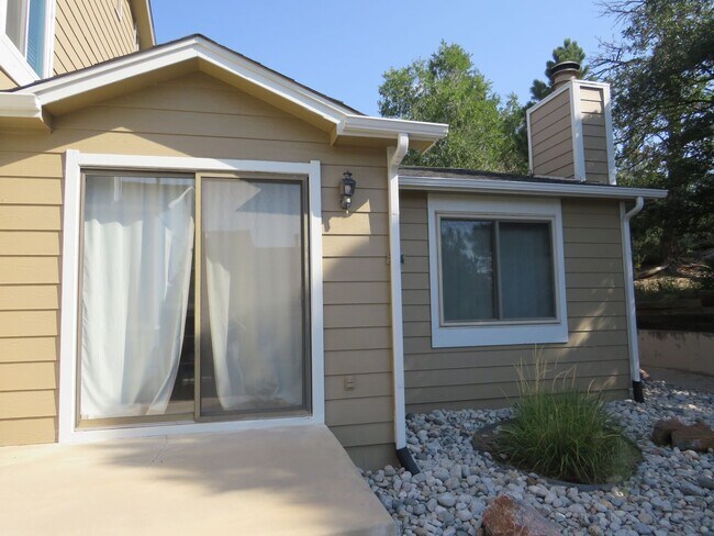 Building Photo - Cute, centrally located townhouse