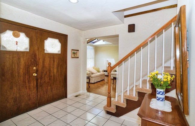 Building Photo - 2118 E Crabtree Dr