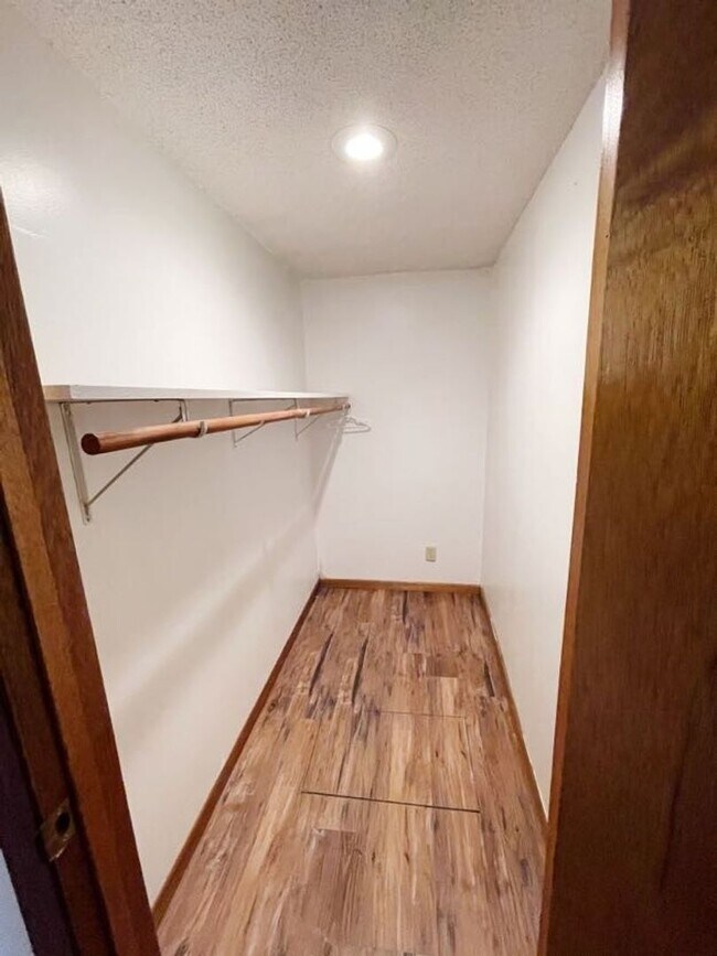 Building Photo - Charming 3 Bedroom with Spacious Features