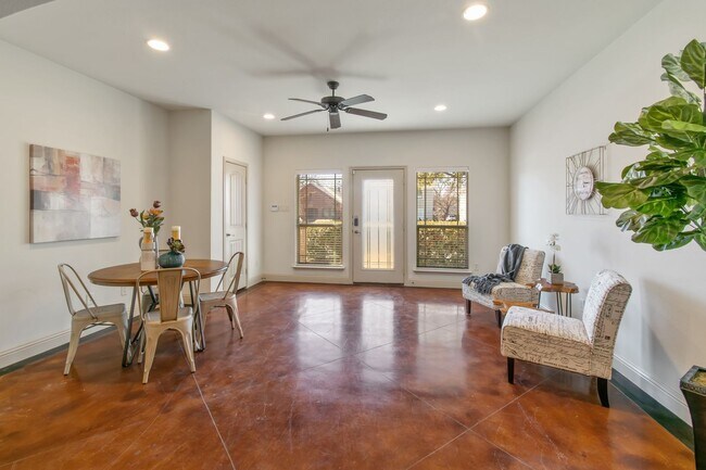 Foto del edificio - * MOVE IN SUMMER 7/25/2027 * 5 Bed 3 Bath Very Short Walk to TUC Campus