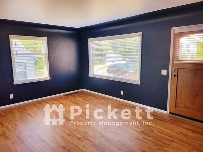 Building Photo - Charming 3+ Bedroom home in Manette!