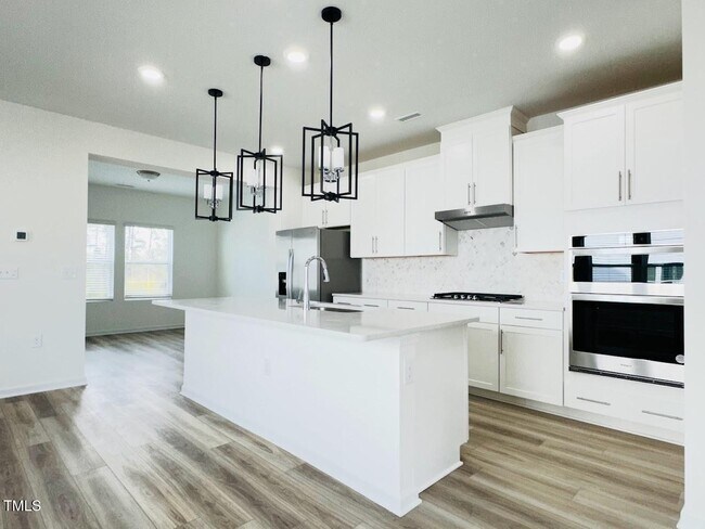 Foto del edificio - 4 Bedroom End Unit Townhome for Rent