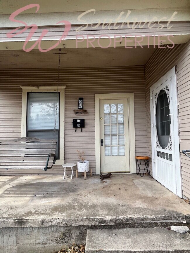 Building Photo - Charming 2 Bedroom Home with Hardwood Floors, Bay Window, High Ceilings + Fenced Yard!