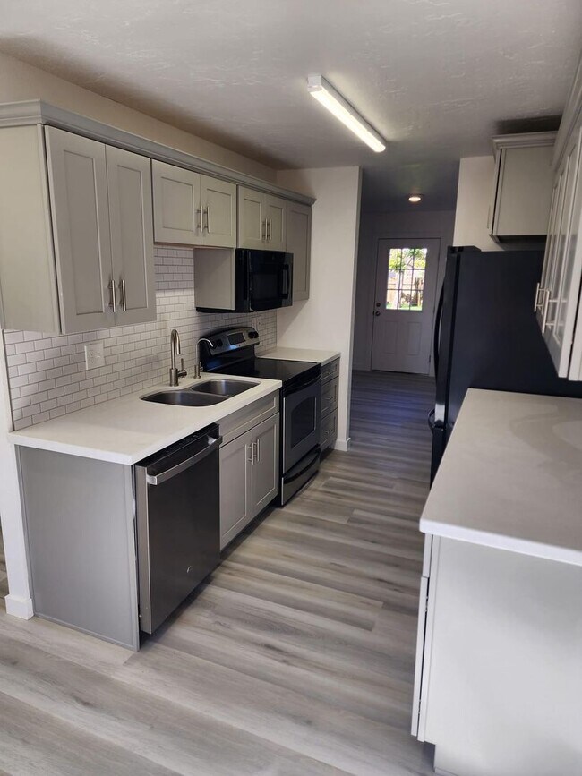 Building Photo - LOCATED IN HILDALE, UT - Newly Remodeled 3...