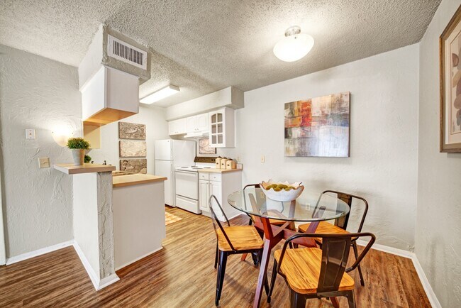 Foto del edificio - Brookwood Village