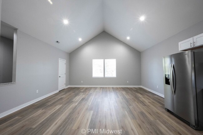 Building Photo - "Charming 3-Bed, 2-Bath Duplex with Granit...