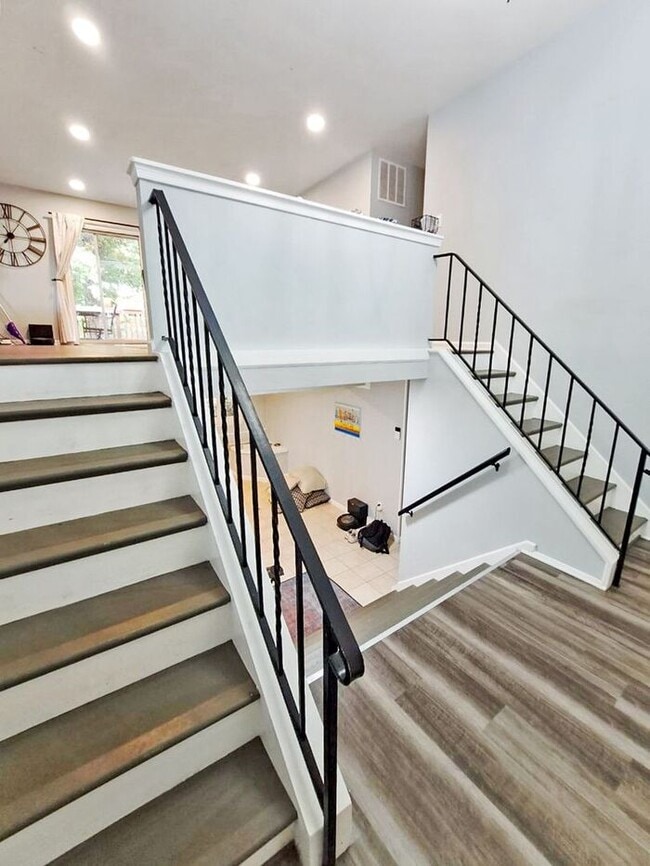 Building Photo - Mid-Century Modern 2-Level Pet Friendly, M...