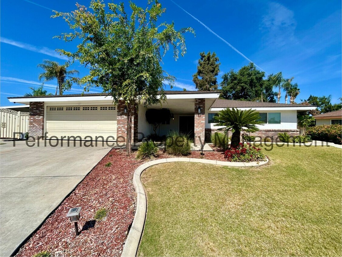 Foto principal - Cozy 3 Bed/2 Bath Home in SW Bakersfield w...
