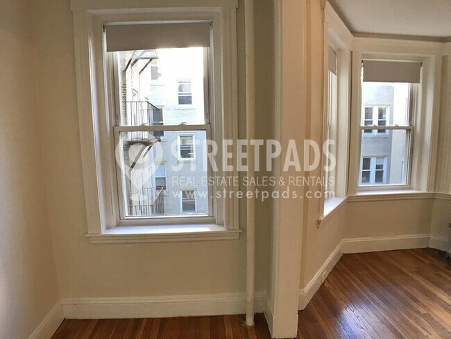 Building Photo - bedroom in Boston MA 02215