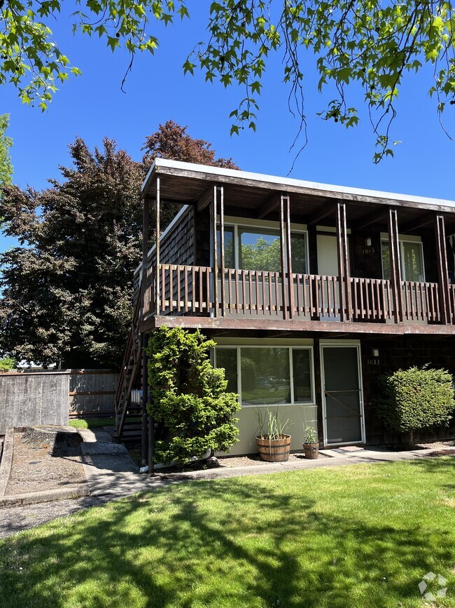 Building Photo - 1043 SW Western Blvd