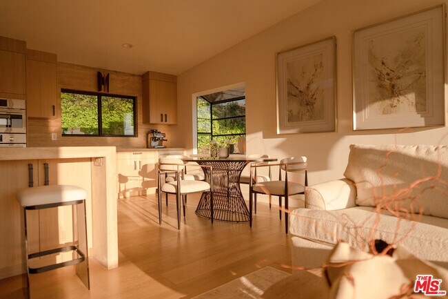 Foto del edificio - 7802 Torreyson Dr