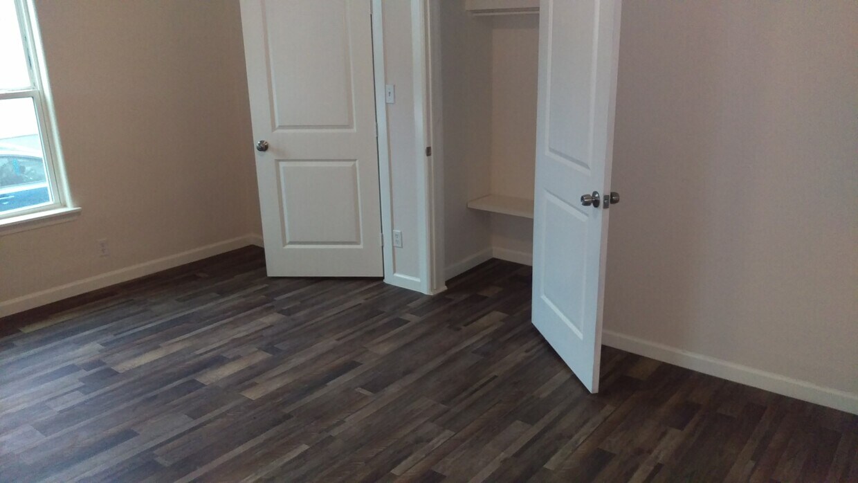 Building Photo - 1006 Samuels Ave