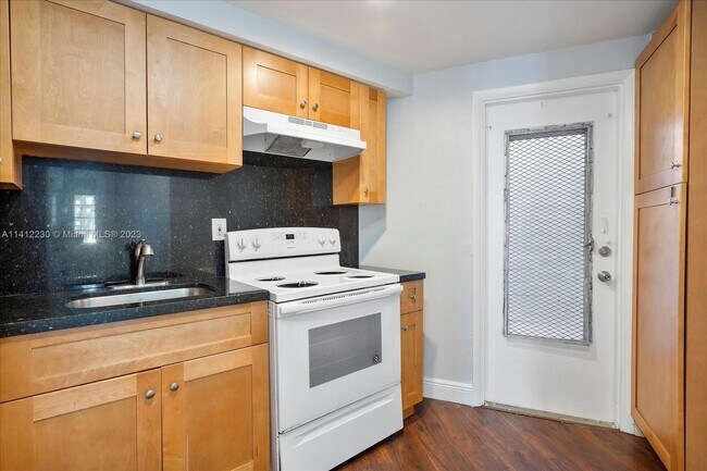 Building Photo - 1651 NE Miami Gardens Dr