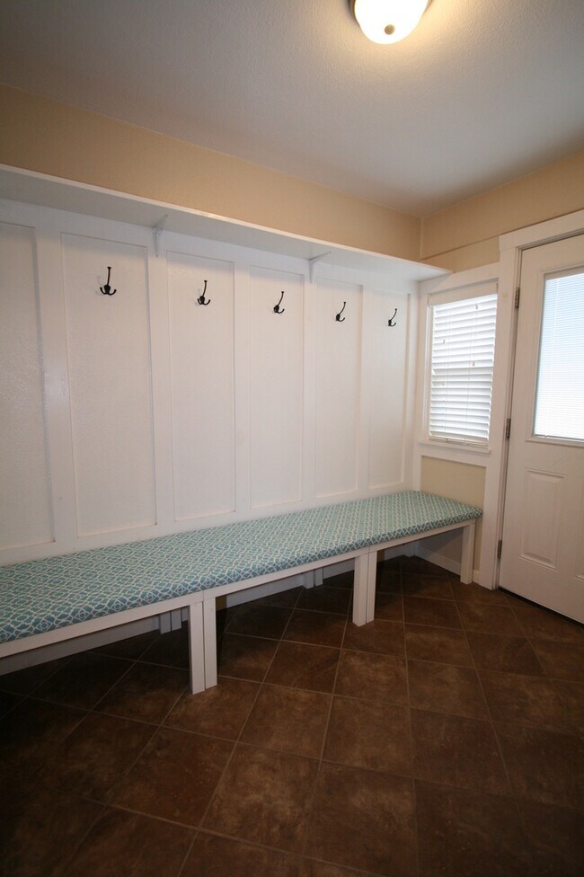 Building Photo - Charming 3 Bedroom Ranch Style Home in Dis...