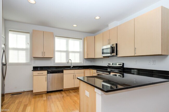 Foto del edificio - 4 br, 3.5 bath House - 866 Estes St