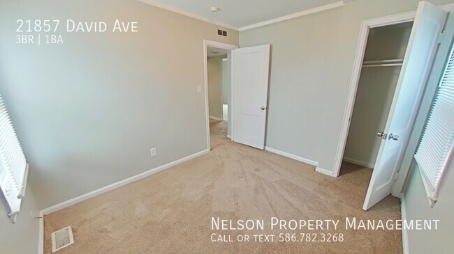 Foto del edificio - 21857 David Ave