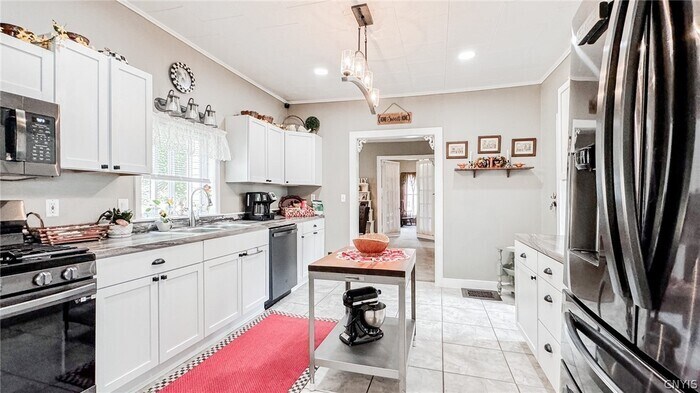 Foto principal - Step into this charming home in Auburn, fe...