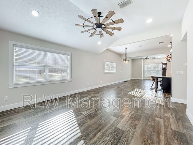 Foto del edificio - 389 S Central Ave