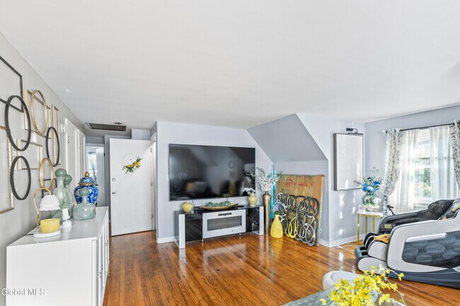 Foto del edificio - 321 Hackett Blvd