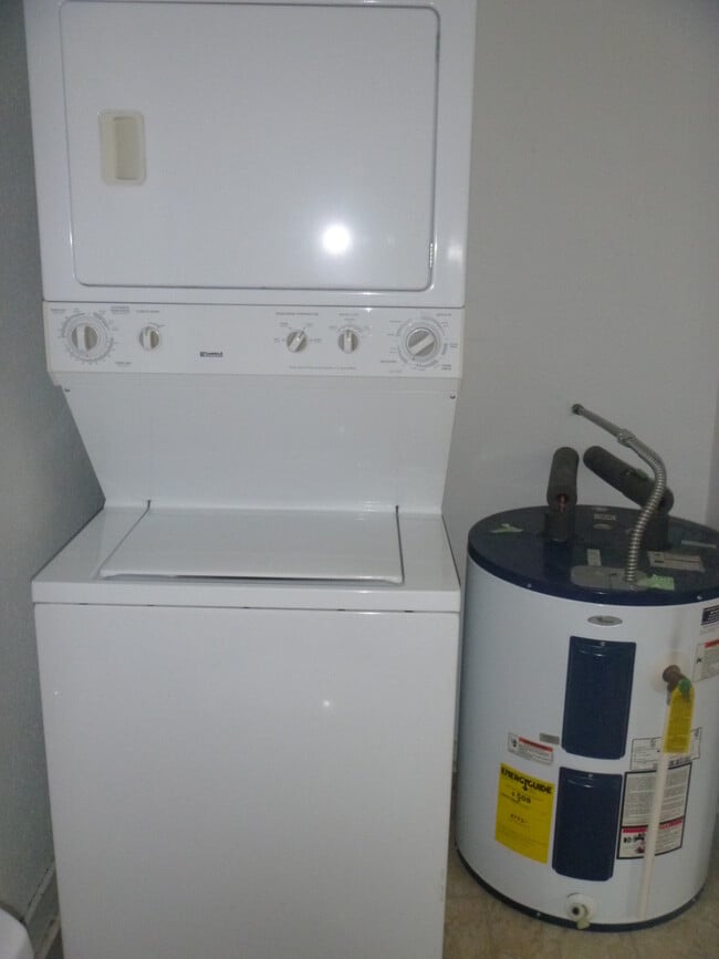 Building Photo - 1213 Manson *PETS OK*