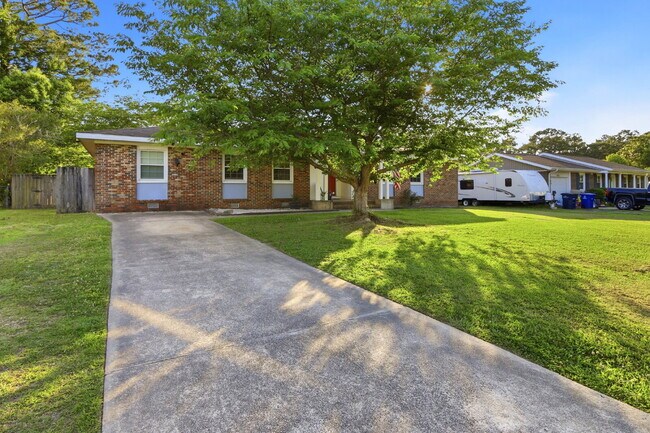 Building Photo - 607 Oakwood Ave