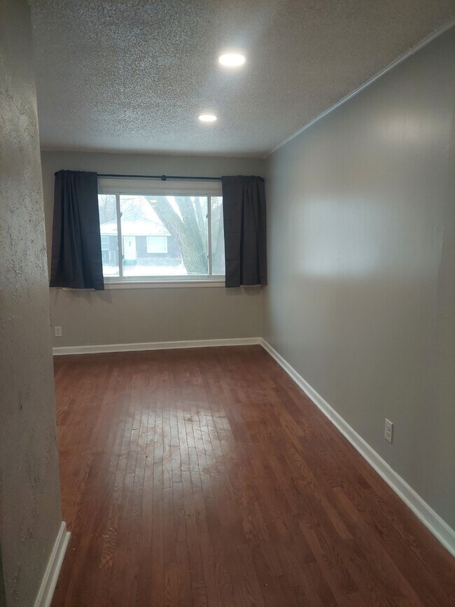Livingroom/Dining - 704 Truman Ave