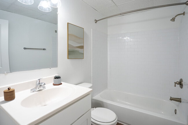 Bathroom - Audubon Manor