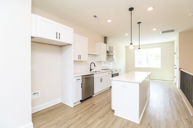 Foto del edificio - 3-Bedroom, 3.5 Bath Townhome for Rent in Charlotte, NC | Attached Garage & Modern Kitchen