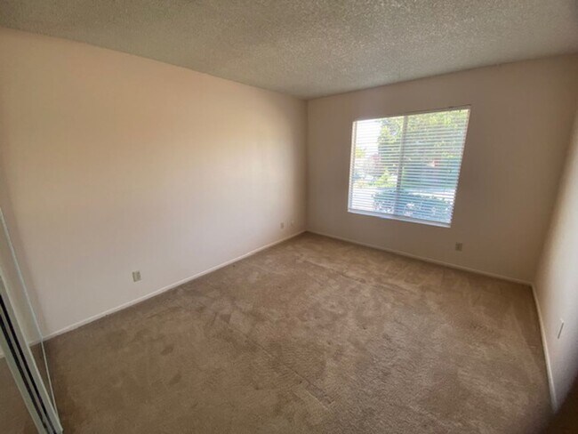 Foto del edificio - (55+ Community) Perfectly Located 2 Bedroom House in Oceanside Available 1st Week of June!