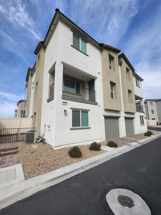 Foto principal - 3 story 3 bed/3 bath townhouse in brand new Watercolor Community