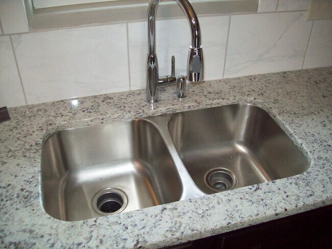 Foto del edificio - 5350 N Cypress Dr