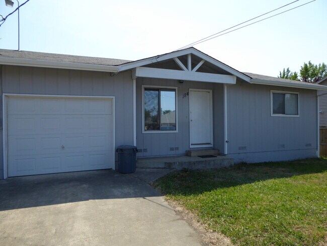 Foto del edificio - 2 Bd 1 bath remodeled duplex w/Garage in Winston