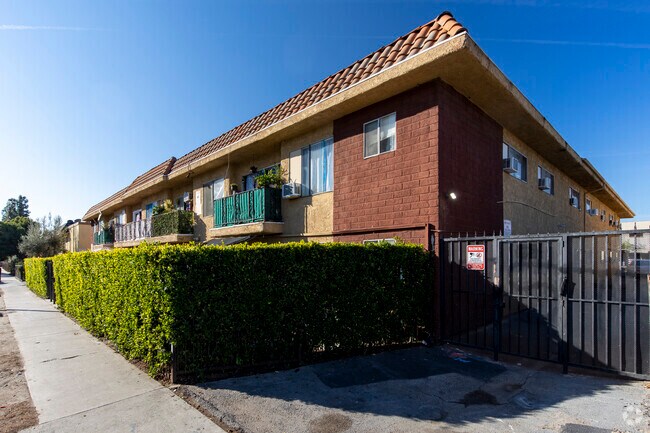 8633 Columbus Ave - Columbus Apartments