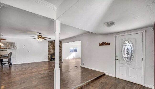 Foto del edificio - Charming 3-Bedroom Home in Mound House wit...