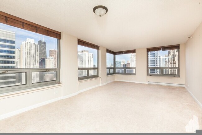 Foto del edificio - This sun-drenched one-bedroom condo has a ...