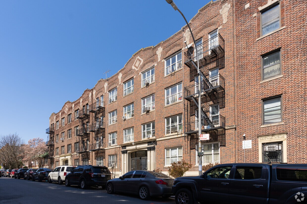 Primary Photo - 615 Crown St