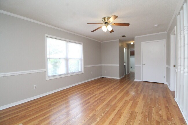Foto del edificio - Spacious Bellview 2BR/1.5BA Duplex with Large New Front Deck, Fenced Backyard & Covered 2-Car Car...