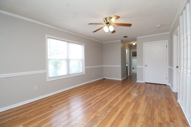 Building Photo - Spacious Bellview 2BR/1.5BA Duplex with Large New Front Deck, Fenced Backyard & Covered 2-Car Car...