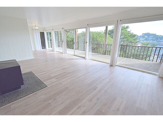Foto del edificio - NEW LISTING!! NEW KITCHEN,2 NEW BATHS, QUA...