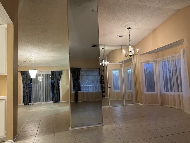 Foto del edificio - 14146 Appleblossom Ln