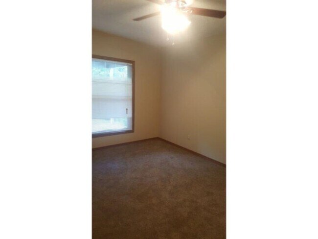 Building Photo - 512 SW H Ave