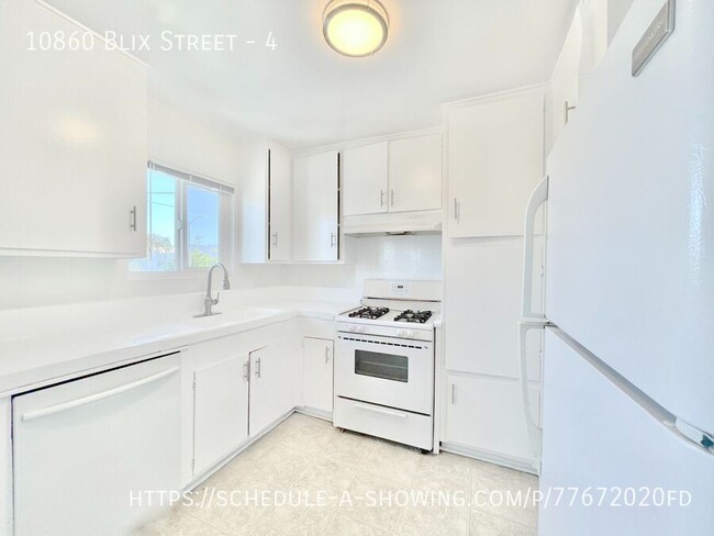 Building Photo - 10860 Blix St